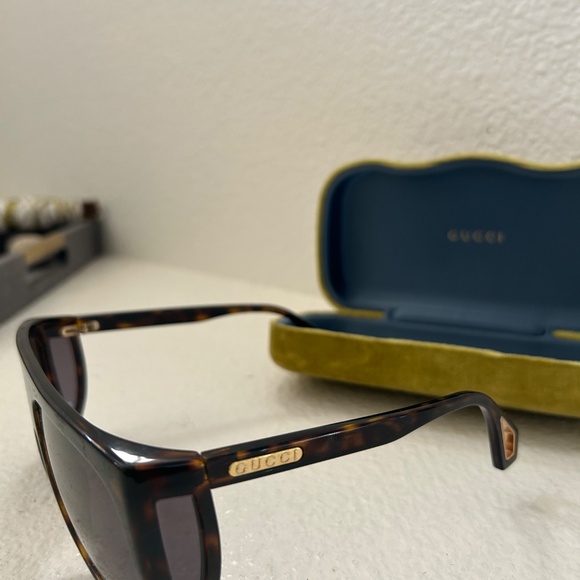Over sized Gucci sunglasses